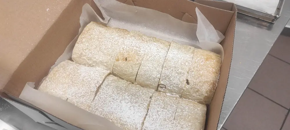 Jablková štrúdla 1,600g (celá noha ,štrúdla s lístkového cesta) – Obrázok 3