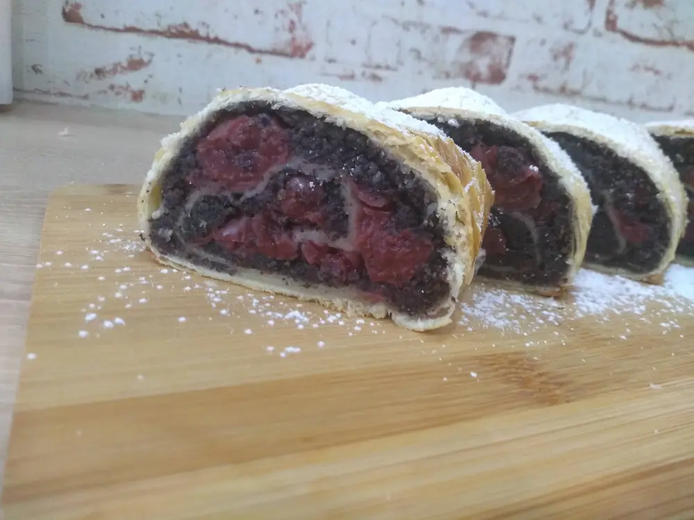 Makovo-višňová štrúdla 1,200g (celá noha, štrúdla s lístkového cesta) – Obrázok 2