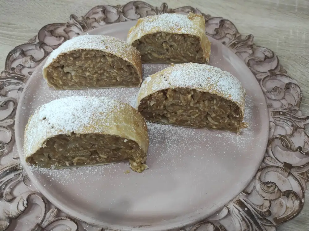 Orechovo-jablková štrúdla 1,400g (celá noha,štrúdla s lístkového cesta) – Obrázok 4