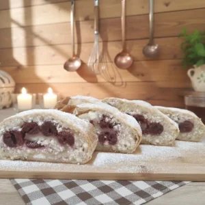 Tvarohovo-višňová 1,800g (celá noha, štrúdla s lístkového cesta)